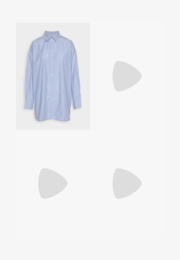 Weekday VERSATILE - Blúzka so zapínaním na gombíky - white; Džínové šortky v svetlomodrej farbe, s rolovaným lemom, štandardnými vreckami a predným zapínaním na gombík. Mäkká štruktúra s mierne vyblednutým vzhľadom.; Biele plátenné tenisky s hrubou bielou platformou, okrúhlou špičkou a kovovými očkami na šnúrky. Logo značky zobrazené na boku.; Strieborné kruhové náušnice so skrúteným dizajnom, s textúrovaným povrchom a bezpečným zapínaním. Ľahké a reflexné s elegantným povrchom.