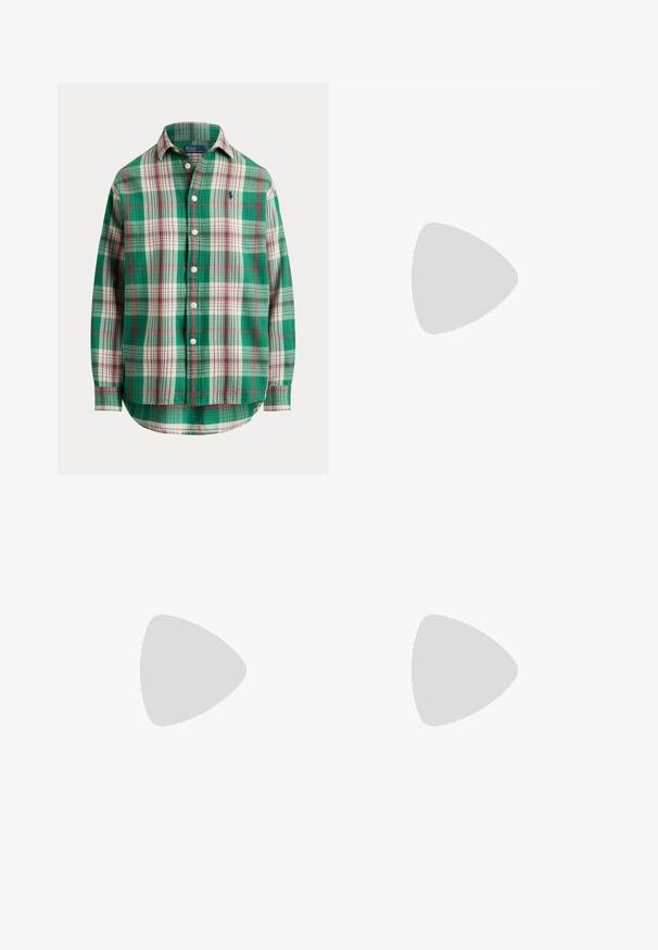 Groen, wit en rood geruit overhemd met lange mouwen, knopen, kraag en klein geborduurd blauw logo op de borst.; Donkerblauwe denim jeans met een rechte pasvorm, voorzien van oranje stiksels, een sluiting met knoop aan de voorkant en vijf zakken.; Zwarte platte sandaal met dunne bandjes, teenlus en verstelbare enkelgesp op een lichte achtergrond.; Vrouw in een zwarte jurk die een zwarte leren handtas in halvemaanvorm met een gouden ketting en band over haar schouder draagt.