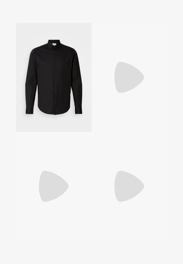 Sort langærmet skjorte med knapper, lavet af glat bomuldsstof. Har en klassisk krave, frontknapper og en buet nederkant.; Mørkeblå bukser lavet af tekstureret stof, med knaplukning, folder og elastisk talje for komfort. Lige ben design.; Sort læder herre loafer med moc-tå syning, penny strop, struktureret krave og lav stablet hæl på hvid baggrund.; Sort tekstureret lædermappe med dobbelte håndtag og sølv lynlås, centreret på hvid baggrund.