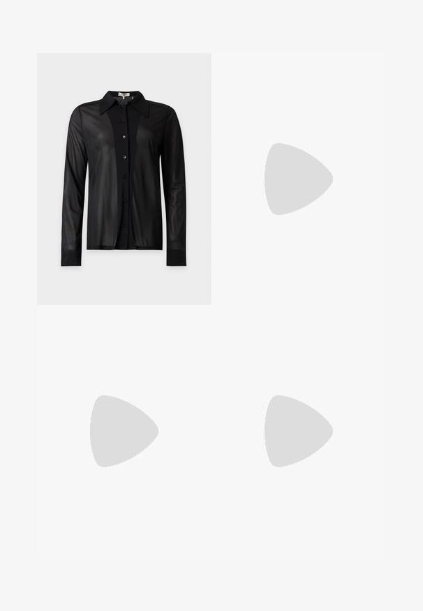 Schwarzes transparentes langärmeliges Hemd mit Knöpfen, spitzem Kragen und durchgehender Knopfleiste, auf hellem grauem Hintergrund dargestellt.; Schwarze, hoch taillierte Hose mit weitem Bein, vorderen Falten, Gürtelschlaufen und Knopfverschluss am Bund.; Schwarze Leder-high-heeled Sandale mit Knöchelriemen. Verfügt über eine glatte Textur, offene Zehen und einen dünnen Absatz. Goldfarbener Schnallenakzent.; Silberne, hornförmige Ohrringe, besetzt mit kleinen klaren Steinen, mit einem Steckverschluss zur Befestigung. Glatte Textur und metallisches Finish.