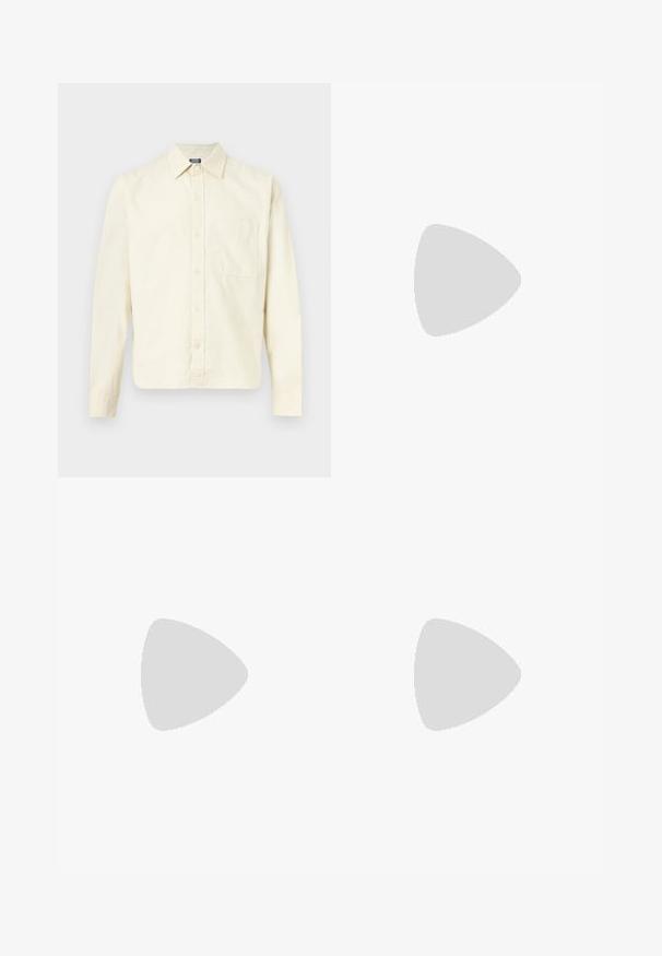 Krémová košeľa s dlhými rukávmi, golierom, prednými gombíkmi a jedným prsným vreckom, zobrazená na svetlom pozadí.; ONLY ONLWAUW MID WAIST - Slimfit džínsy - dark blue denim; Hnedé kožené baletky s okrúhlym špičkou, plochou podrážkou a ozdobným šnurovaním na prednej strane. Hladká textúra a minimalistický dizajn.; Čierny kožený opasok s veľkou striebornou western štýlovou prackou a zodpovedajúcim strieborným koncom opaska, stočený na bielom pozadí.