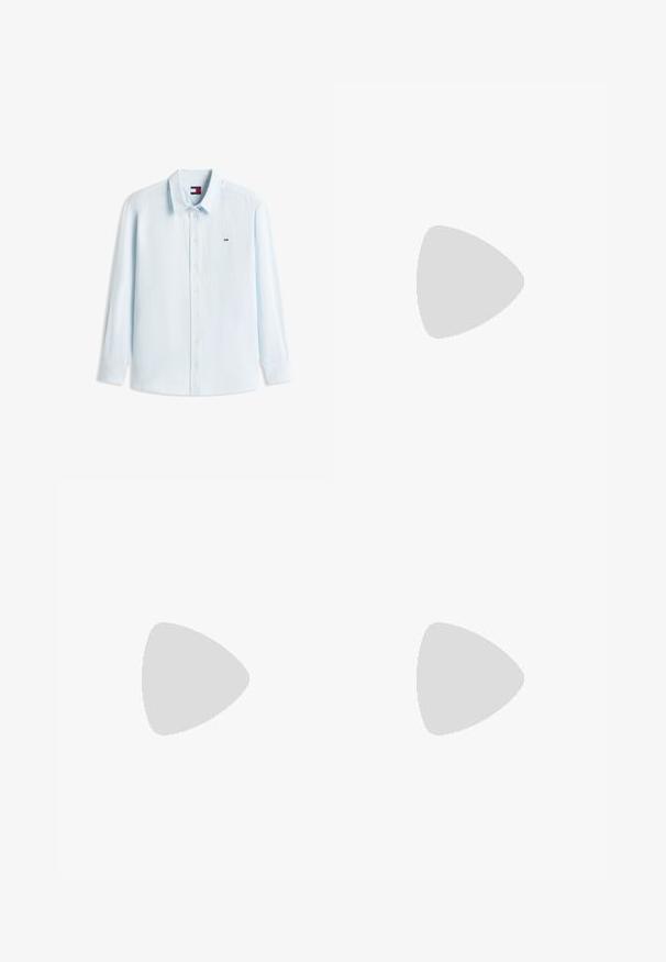 Vaaleansininen pitkähihainen kauluspaita, jossa ohuet valkoiset pystysuorat raidat, kaulus ja pieni Tommy Hilfiger -logo rinnassa.; Syvä sininen satiininen A-linjainen hame. Sujuva pinta, lattiaan ulottuva, istuva vyötärö ja levenevä helma. Ei näkyviä kuvioita tai metalliosia.; Tummanruskea kudottu nahkainen tasapohjakenkä, jossa on kaksi solkiremmiä, aseteltuna pyöreän puupöydän ja beigellä kudotun maton viereen.; Ruskea mokkanahkainen olkalaukku, jossa on yksi hihna ja ylävetoketjusuljin, esillä yksinkertaisen valkoisen taustan edessä.
