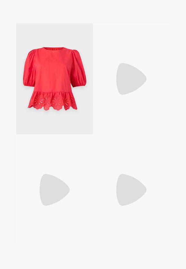 Blouse rouge à manches bouffantes mi-longues aux coudes et ourlet festonné avec des détails de broderie florale ajourée.; Shorts en denim bleu clair avec poches avant, passants pour ceinture, un bouton en métal et une braguette zippée.; Even&Odd by Zalando Ballerines à brides arrière - black; Sac à épaule en simili cuir rouge au design courbé, avec une bandoulière fine et une fermeture éclair. Texture lisse avec des détails de couture visibles.