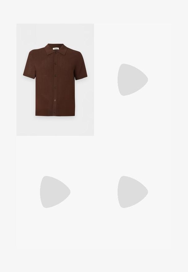 Chemise marron à manches courtes avec boutons, motif texturé et col classique, présentée sur un fond clair uni.; Short marron décontracté longueur genou avec passants de ceinture, fermeture par bouton et poches avant, en tissu texturé.; Mocassins en cuir noir avec un design de style mocassin, présentant une bande décorative et un détail de couture sur le dessus. Talon bloc bas.; Sac bandoulière en cuir marron foncé avec fermeture à rabat et sangle en tissu réglable sur fond blanc.