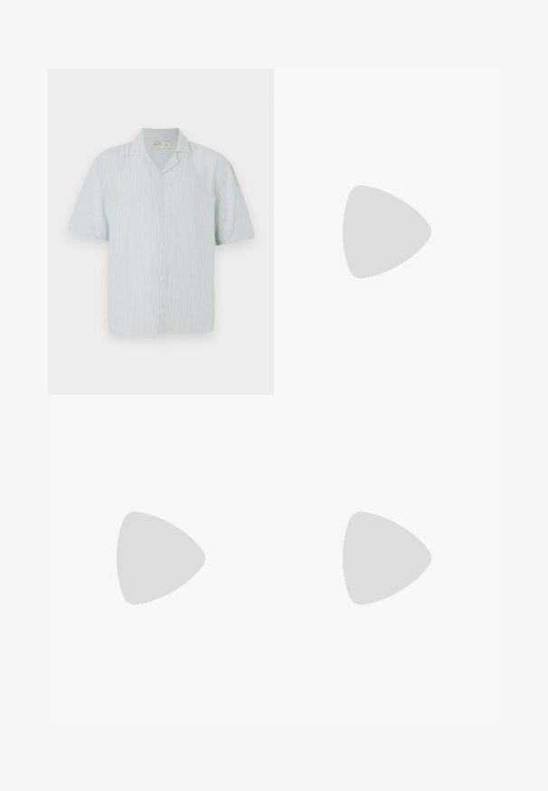 Chemise à manches courtes avec boutons, en rayures bleu clair et blanches. Dotée d'un col classique et d'une coupe décontractée, fabriquée dans un tissu léger.; Shorts en denim bleu clair avec une coupe décontractée, dotés de deux poches avant, d'un zip et de coutures apparentes.; Baskets blanches avec des accents noirs et gris, présentant un embout texturé gris, une semelle en caoutchouc noir et des lacets plats blancs. Design épuré, style minimaliste.; Sac fourre-tout en toile bleue avec poche frontale et broderie rouge "O.N.S", doté de doubles poignées et d'une bandoulière réglable.