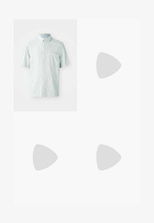 Chemise à col à manches courtes de couleur vert menthe clair, fabriquée en tissu texturé. Comprend une poche poitrine et des boutons blancs.; Shorts cargo beiges en tissu léger avec une taille élastique et un cordon de serrage. Comprend deux poches latérales et une finition texturée.; Sandale à glissière à lanières croisées de couleur marron, dotée d'une finition mate, d'une semelle noire plate et d'une texture lisse. Design minimaliste sans matériel visible.; Lunettes de soleil Ray-Ban avec des verres verts, monture en plastique noir et accents dorés sur les bords. Forme carrée avec une finition mate.