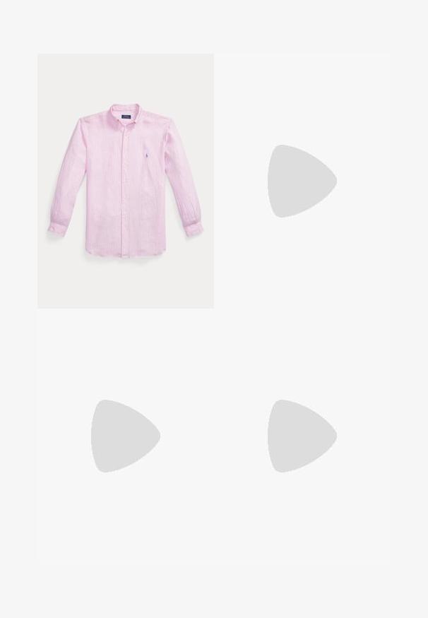 Langærmet skjorte med knapper i lyserød med tynde hvide striber, med en lille broderet blå logo på brystet.; Lyseblå denim jeans med lige ben, der har fem lommer, knaplukning og orange mærke på taljebåndet.; Hvid lav sneaker med gummisål i naturfarve, syninger og snørebånd på neutral baggrund.; Skildpaddemønstret solbriller med grønne linser, rund form, guld detaljer og mørkegrønne stænger med en hvid stribe.