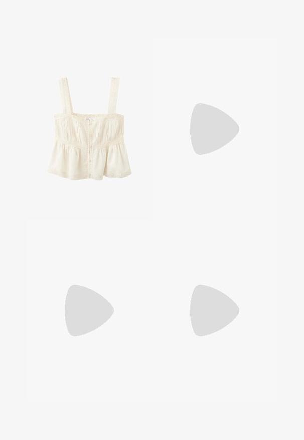 Kremfarvet ærmeløs top med brede stropper, knapper foran, blonde detaljer og et let udvidet, rynket design.; Lysblå denimnederdel med hvide striber. Har knaplukning foran, to sidelommer og en udvidet kant.; Hvid mule med åben tå, krydsede remme og en slank mellemhøj stiletthæl, vist i profil på en hvid baggrund.; Rektangulær lys brun vævet håndtaske med to lange glatte håndtag og et åbent gittermønster over hele taskens krop.