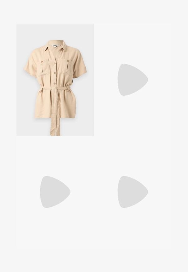 Beige kortærmet skjorte med knapper, krave, to brystlommer med knapper og et matchende stofbælte bundet om taljen.; Lysegrå linnedshorts med en struktureret overflade, der har en flad front, bæltestropper og sidelommer. Skræddersyet pasform med knælængde.; Sandal med leopardprint i flad slingback-stil, spids tå, åben side og lille sort hæl. Materialet virker glat med en let glans.; Brun lakeret håndtaske med rektangulær form, to lange håndtag og subtile buede detaljer på fronten.