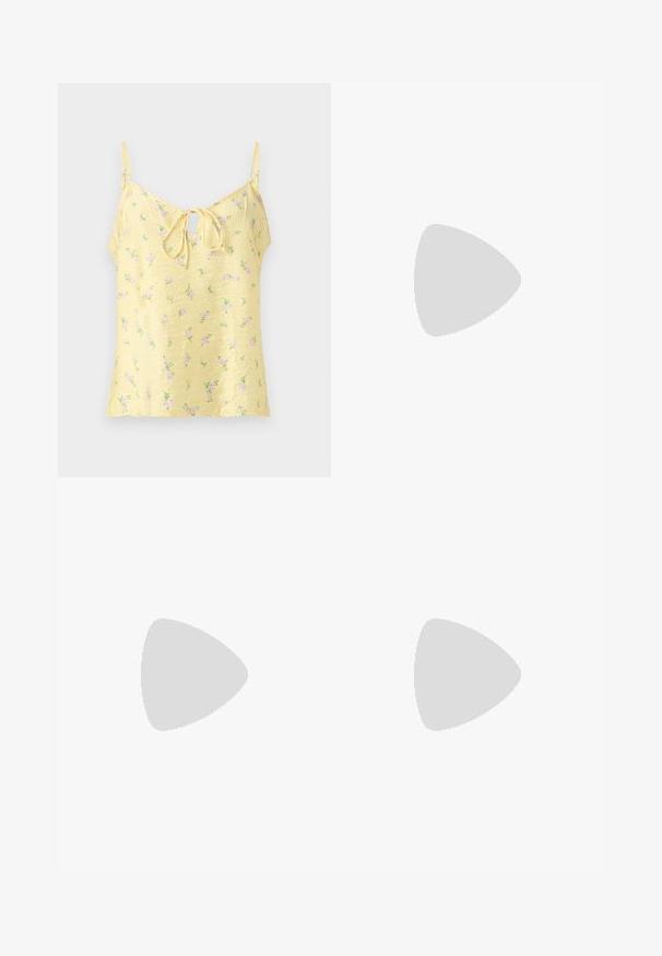 Gul ærmeløs camisole med justerbare stropper, små pink blomsterprint og bindedetalje foran over en nøglehulsudskæring.; Bredde denim bukser i en mellemblå tone, med en elastisk talje og justerbar snor samt lige ben for en afslappet pasform.; Mørkebrun spids slingback, flad sko svæver over et vævet beige tæppe med et rundt bord i træ og bøger i baggrunden.; Mørkebrun skuldertaske med mønstret blomsterhækling og en enkelt tynd strop på ensfarvet baggrund.