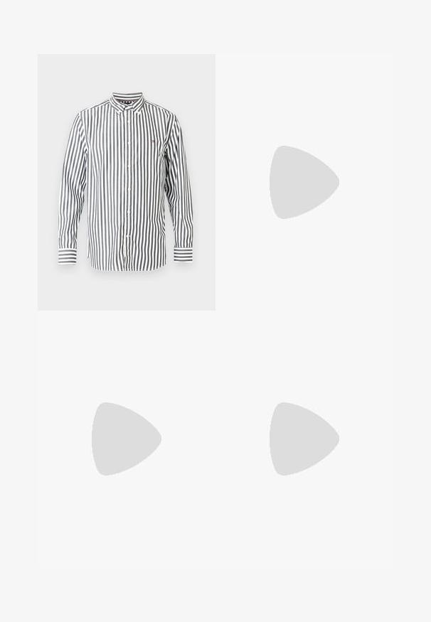 Camisa de manga larga con botones, con rayas verticales blancas y negras y un pequeño logo en el pecho izquierdo.; Pantalones de vestir para hombre en beige claro con trabillas para cinturón, bolsillos laterales, cierre con botón y cremallera, colocados planos sobre un fondo blanco.; Zapatillas de ante beige con suelas de goma blanca, puntera redondeada y seis ojales para los cordones. Textura suave con un diseño minimalista.; Anderson's Cinturón - brown