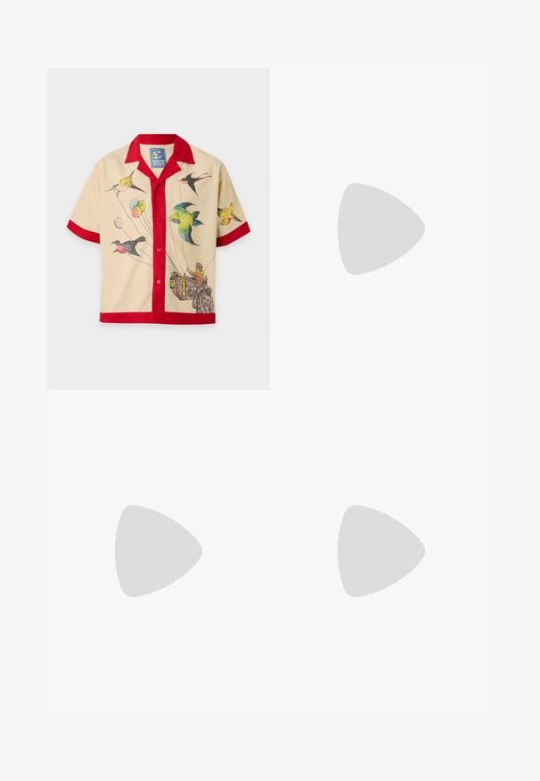Beige shirt met korte mouwen, rode kraag en bies, met kleurrijke vogels, ballonnen en een persoon in een mand die vastgehouden wordt door de vogels.; Lichtbeige geruite shorts met een zachte textuur, elastische tailleband en een decoratieve witte gans borduursel nabij de zoom.; Beige geweven loafer met zwarte leren afwerking, afgeronde neus, zwarte zool en decoratief gestikt patroon aan de bovenzijde.; Rechthoekige zonnebril met schildpaddessin, brede monturen en geel getinte glazen op een witte achtergrond.