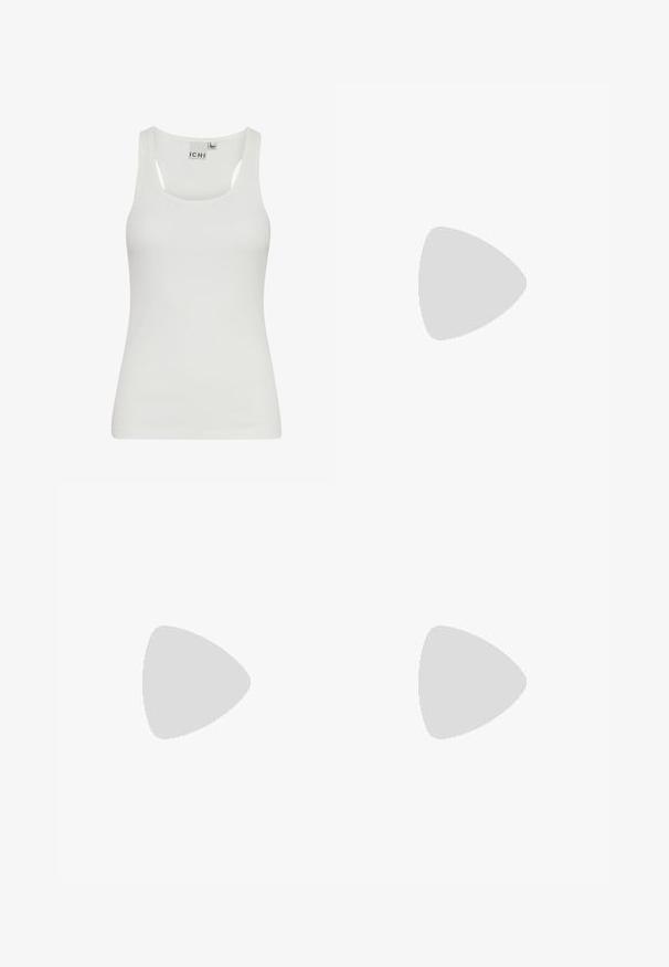 Witte geribbelde tanktop met een ronde halslijn en brede schouderbanden. Zachte stof met een aansluitende pasvorm, etiket zichtbaar aan de binnenkant bij de kraag.; Zwarte katoenen wikkelrok met striksluiting, een rechte snit en een zoom op middeldij. Heeft een soepele textuur en een minimalistisch ontwerp.; Hoge zwarte leren laars met afgeronde neus, lage hak, zijgesp en licht ingezakte schacht op een witte achtergrond.; Beige leren handtas met dubbele handvatten, messing gesps en klinknagel details, en een verstelbare schouderriem tegen een witte achtergrond.