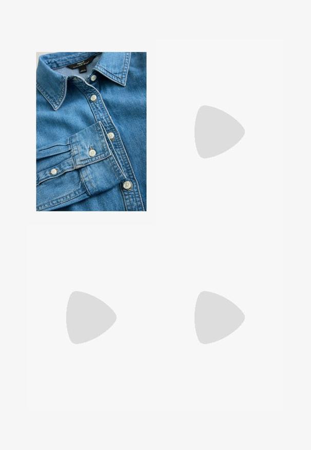 Blå denimskjorte med spids krave, knapper foran og knapdetaljer ved manchetterne. Har synlige syninger og en glat tekstur.; Next Jeans Straight Leg - rinse blue; Brun læder midt på læggen støvle med lavt træhæl, rund snude og dekorativ strop med metalnitter rundt om anklen.; Snoet mørkebrunt læderbælte med en messing rektangulær spænde og præget "Levi's" logo på spidsen af bæltet.