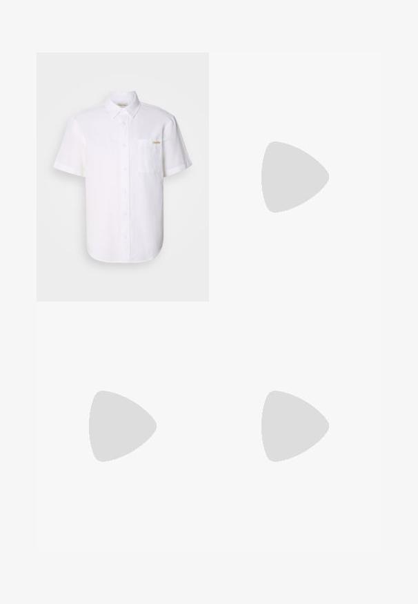 Witte short-sleeve button-up shirt van lichtgewicht stof, met een borstzak en een subtiele logo-detail. Gladde textuur en klassieke kraag.; Lichtblauwe zwemshorts van zachte stof, voorzien van een elastische tailleband, zijzakken en een trekkoord voor verstelbaarheid.; Witte lage sneaker met vetersluiting, minimale stikdetails en een crèmekleurige zool op een lichtgrijze achtergrond.; Beige canvas tas met twee handvatten en een voorvak, "LES DEUX" geborduurd op het vak.