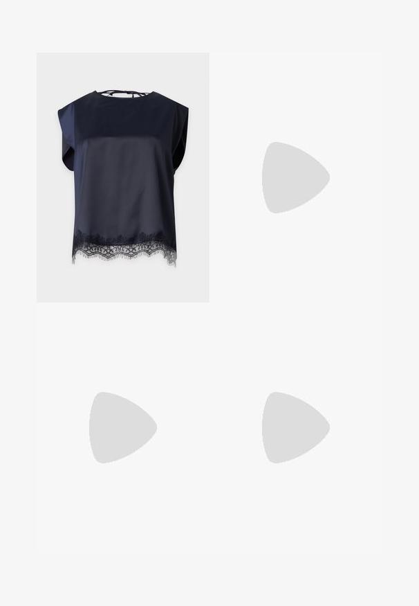 Blouse bleu marine sans manches avec un col rond, une coupe ample et une bordure en dentelle le long de l'ourlet inférieur.; Jupe mi-slip en satin noir avec ceinture élastique et bordure en dentelle à l’ourlet sur un fond uni.; Sandale mule en cuir noir avec deux larges brides et un talon stiletto fin de hauteur moyenne sur un fond clair uni.; Pochette en cuir beige plissé avec un cadre en métal argenté, dotée de deux fermoirs ronds décoratifs et d'une chaîne en argent.