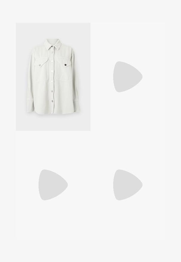 Witte blouse met lange mouwen, twee borstflapzakken en metalen drukknopen, getoond op een effen achtergrond.; Wijduitlopende jeans van blauwe denim. Heeft een hoge taille, vijf zakken en een sluiting met een knoop aan de voorkant. Glad textuur met lichte vervaging.; Zwarte hoge hakken sandaal met dunne banden, een enkelgesp, een gladleren oppervlak en een slanke stilettohak.; Kleine bordeaux leren handtas met geplooide details, een dunne band en een zilveren sluiting met twee grote ronde knoppen.