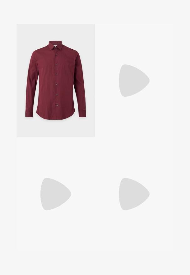 Heren lange mouwen overhemd met knopen in een effen bordeauxkleur met een klassieke kraag, afgebeeld op een eenvoudige lichte achtergrond.; Zwarte formele broek met ceintuurlussen, vouw in de voornaad en rechte pijpen op een witte achtergrond.; Zwarte leren loafer met een metalen merktekenplaatje, rustend bij een bruine ronde tafel op een beige tapijtvloer.; Zwarte leren riem met een vierkante zilveren gesp gegraveerd met een klein Calvin Klein-logo op een witte achtergrond.