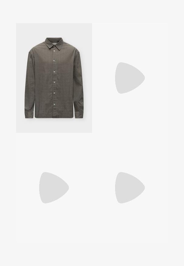 Chemise à manches longues boutonnée avec motif à carreaux noir et blanc et col classique sur fond blanc.; Jean en denim bleu à coupe droite avec poches avant, passants pour ceinture et fermeture par bouton, présenté sur un fond clair uni.; Chaussure en cuir noir avec une surface texturée, bout rond, design à lacets et semelle en caoutchouc noir épaisse. Flottant au-dessus d'un tapis tissé.; Ceinture en cuir marron avec une finition texturée, dotée d'une boucle en métal argenté et d'une seule boucle de réglage. Motif tissé près de la boucle.