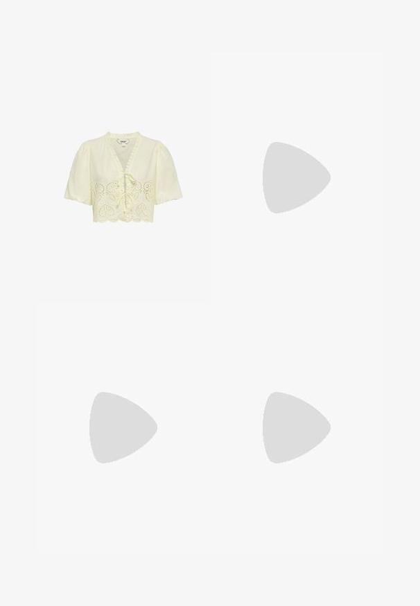 Blouse crème à manches courtes avec col en V à volants, fermetures à nouer à l’avant et broderie ajourée en forme de cœur le long de l’ourlet.; Jupe longue blanche avec tissu froissé en étages et taille élastiquée smockée, fluide et légère.; Ballet en daim beige avec un léger bout pointu, un accent en nœud sur le devant et un petit logo métallique sur le talon. Semelle plate.; Sac bandoulière en daim marron avec un motif losange tissé et une longue sangle réglable sur un fond uni.