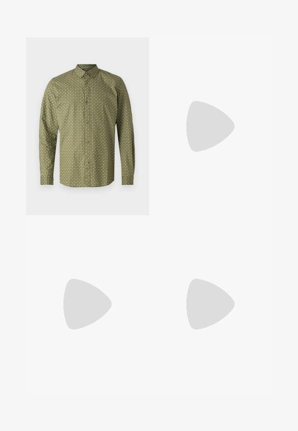 Camisa larga de manga verde con cuello tipo polo, que presenta un patrón de signos más en blanco y botones marrones en la parte delantera. Textura suave.; Pantalones grises con un diseño a medida, que cuentan con una cinturilla elástica, cierre de botón y piernas rectas; hechos de una tela suave y texturizada.; Mocasines de cuero negro con punta redondeada, diseño sin cordones y suela de goma gruesa con agarre texturizado. Tacón elevado y detalles de costura sutiles.; Cinturón de cuero negro con una textura lisa, hebilla rectangular de plata y un lazo para el extremo. Presenta una costura ordenada a lo largo de los bordes.