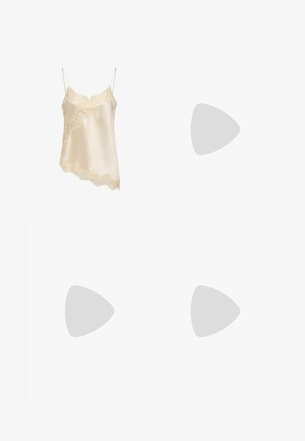 Haut caraco en soie avec fines bretelles, couleur crème, bordure en dentelle asymétrique le long de l'encolure, sur les côtés et à l'ourlet.; Pantalons larges noirs avec une taille plate, comportant des plis à l'avant et une texture lisse. Pas de poches ni de matériel visible.; Chaussure à talon haut noire à bout pointu, bords festonnés, œillets métalliques, lacets à l'avant et bride de cheville avec fermeture à boucle.; Petit sac à main noir brillant avec deux longues anses et des détails à cordon sur les côtés sur un fond clair uni.