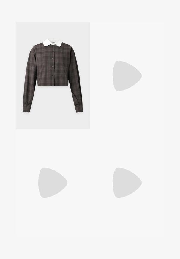 Chaqueta corta marrón a cuadros con mangas largas, botones negros y un cuello blanco puntiagudo contrastante sobre un fondo liso.; Pantalones de vestir marrón oscuro con pliegues, piernas rectas, bolsillos laterales y cierre de botón en la cintura, mostrados sobre un fondo liso.; Zapatos de ante marrón tipo slingback con punta afilada y tacón delgado. Presentan una correa ajustable con una hebilla de metal.; Bolso bandolera de cuero burdeos oscuro con cierre de solapa y una correa ajustable delgada, exhibido sobre un fondo claro y liso.