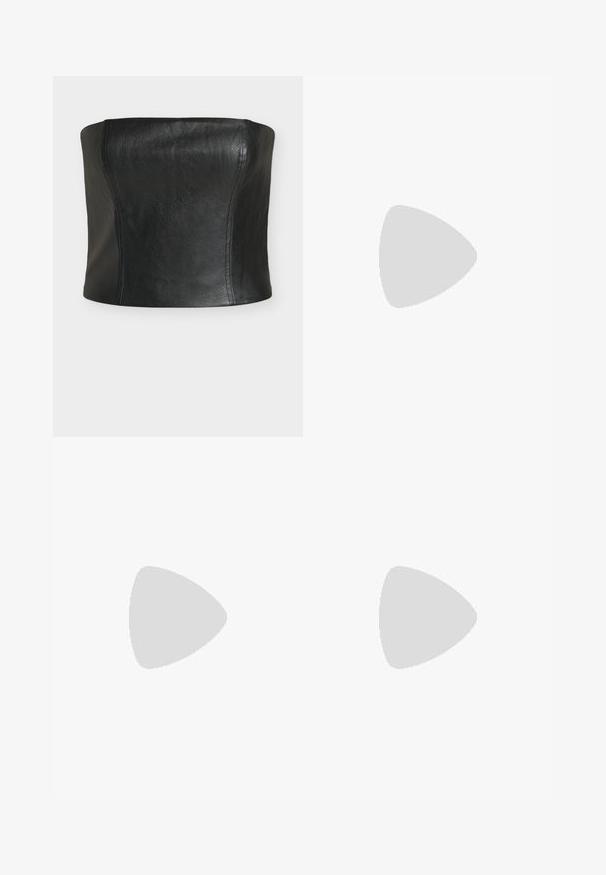Sort lædercropped top med en glat tekstur, struktureret design og sømløse sider, med en lige halsudskæring og uden synlige lukninger.; Sølv palietbukser med flared ben og elastisk talje. Har en skinnende overflade og bred ben silhuet.; Fødder iført sølvfarvede højhælede sandaler med tynde stropper og firkantede tå, som står på en lys overflade.; Sort mesh clutch-taske med en struktureret silhuet, prydet med små metalstuds, har en låsemekanisme og en aftagelig kæderekke.