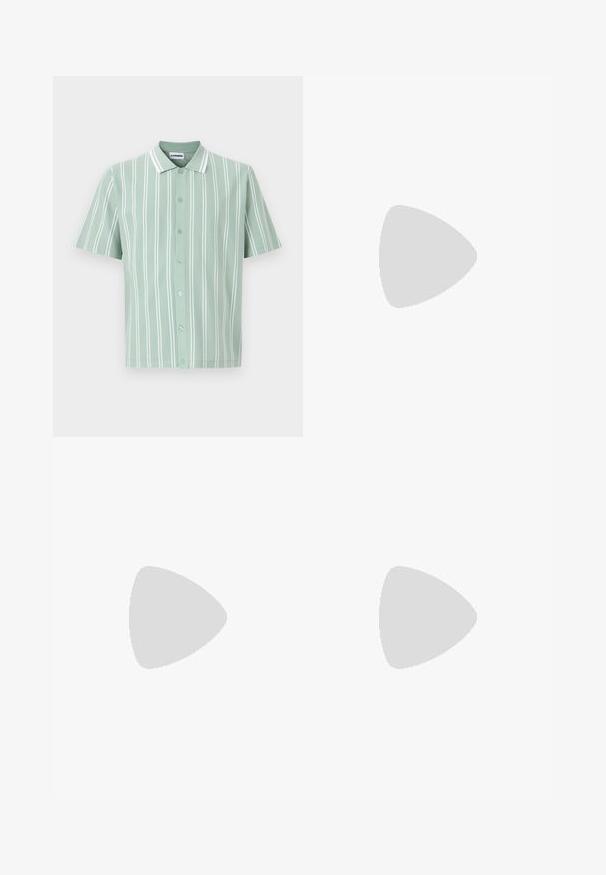 Camisa de manga corta de color verde claro con botones, rayas verticales blancas y cuello, mostrada sobre un fondo blanco liso.; Pantalones negros de corte recto para hombre con botón frontal, bragueta con cremallera y bolsillos laterales, mostrados planos sobre fondo blanco.; Mocasines de piel negra con una suela de goma texturizada y baja, y un diseño de costura en la parte superior. Presenta una punta redondeada y mínimas ornamentaciones.; Cinturón de cuero marrón oscuro con un patrón geométrico en relieve y hebilla rectangular plateada, enrollado sobre un fondo liso.