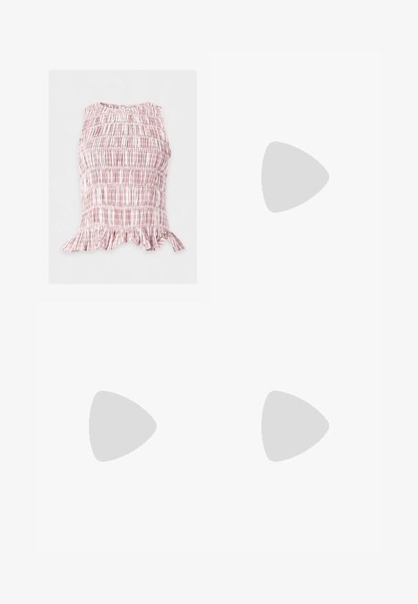 Mouwloze gerimpelde top met rood-wit geruit patroon en gerimpelde zoom, ontworpen met een licht afgeronde halslijn.; Gestreepte shorts in een lichtbeige stof met dunne rode verticale lijnen. Heeft een vlakke voorkant met minimale plooien en een rechte snit.; Filippa K REY FLATS - Ballerina's - bright red; Roze satijnen trekkoordzakje met lange band en kwastdetails, rechtopstaand op een effen witte achtergrond.