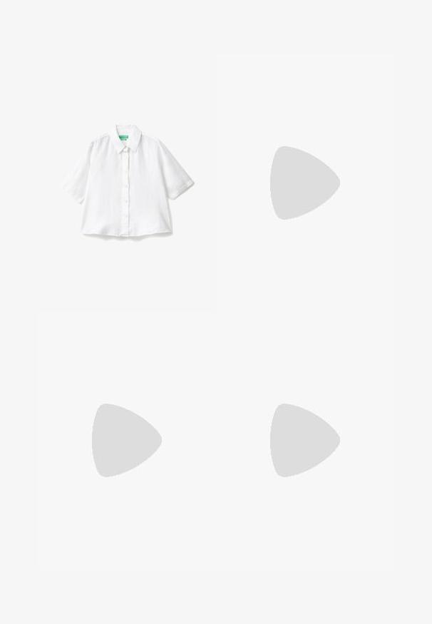 Korte mouwen witte linnen overhemd met een kraag, knoopsluiting aan de voorkant en een relaxte pasvorm. Glad textuur, geen patronen of accenten.; Lichtblauwe denimshorts met een hoge taille, zichtbare stiksels, twee voorkanten zakken en metalen knoopsluiting. Gladde textuur.; Bruine leren slidesandaal met kruisschouderbandjes, platte zool, fijne textuur en minimalistisch ontwerp voor casual gebruik.; Beige geweven draagtas met twee handvatten en "VANESSA BRUNO" in het zwart gedrukt op een solide geweven paneel in het midden.