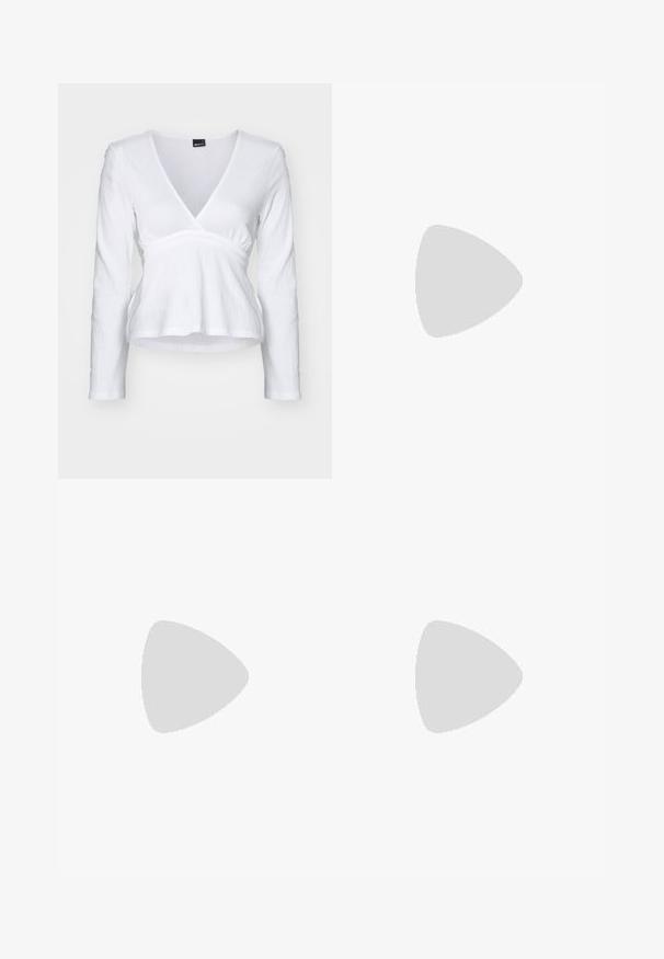 Hvid langærmet top med V-hals, sammensnøret talje og struktureret stof. Enkel design, blødt materiale og ensfarvet.; Lyseblå flagrende jeans lavet af denim. Har høj talje med to knapper og let blegning mod kanten. Klassisk fem-lomme design.; Sorte læder platform sandals med rund åben tå, lav blokhæl og glat tekstur. Minimalistisk design med elegante linjer.; Sort blød stofhåndtaske med samlet top og cirkulære polstrede håndtag bundet med knuder på hver side.