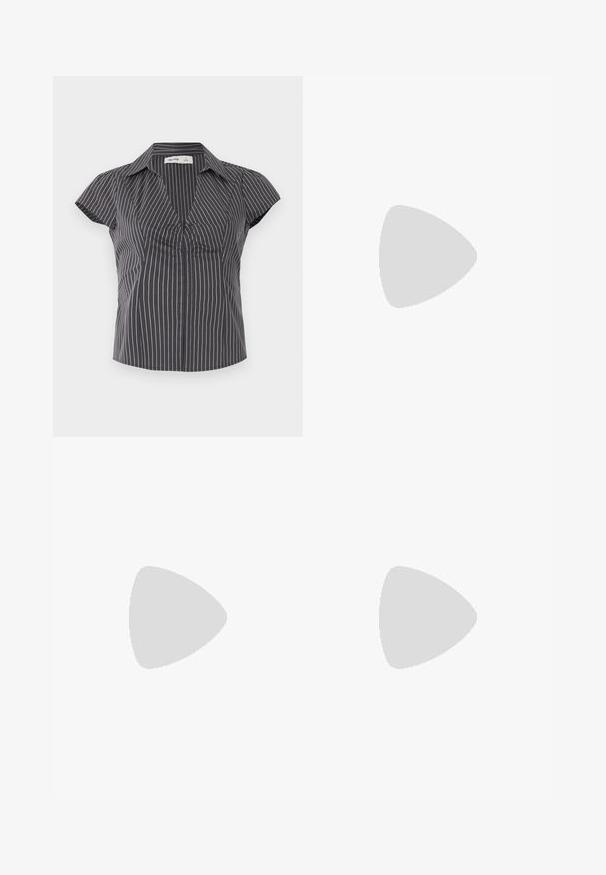 Zwarte blouse met korte mouwen met witte verticale dunne strepen, een kraag en geplooide detail aan de V-hals voorkant.; Zwarte, rechte broek met een hoge taille, voorplooien en lussen voor een riem, getoond tegen een effen witte achtergrond.; Zwarte gepatineerde leren slingback hakken met een spitse neus, dunne hak en verstelbare gespstrap. Gladde textuur met minimale details.; Tote tas met zwarte handvatten, met een gestructureerd ontwerp met blauwe, witte en grijze abstracte patronen op een zachte, slungelige stof.