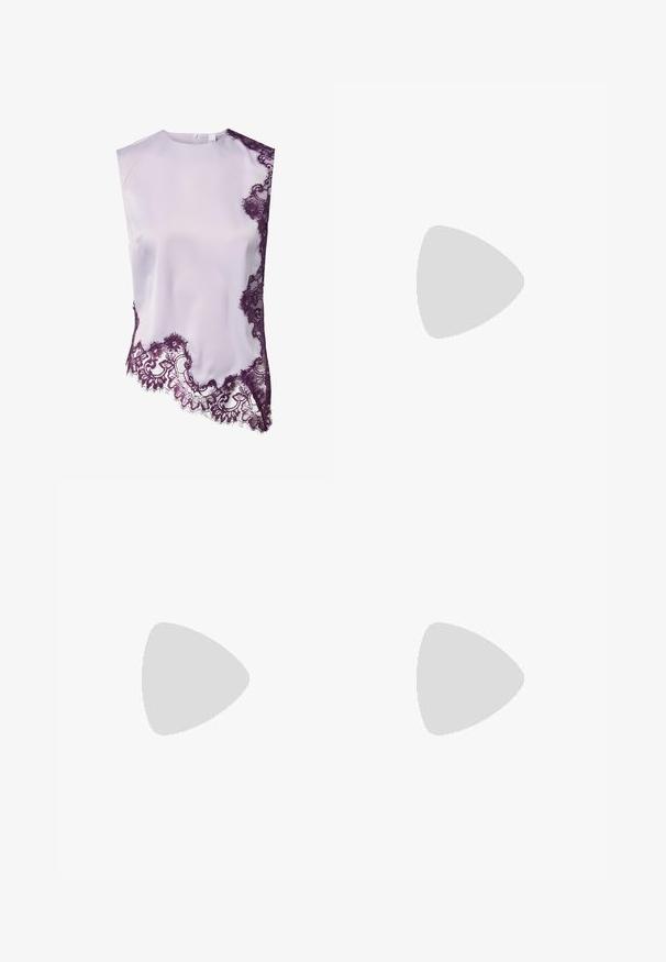 Hvid satin top uden ærmer med asymmetrisk kant og sider, dekoreret med mørkelilla blomsterblonde.; Lyse lilla sweatpants med lige ben, elastisk talje, justerbare snore og lynlåslommer i siderne.; Sorte læder slingback stiletter med spids tå, samlede tekstur foran og en høj stilettohælh.; Sort rektangulær håndtaske med to lange stropper, guldringdetalje og lynlåslukning på en ensfarvet lys baggrund.