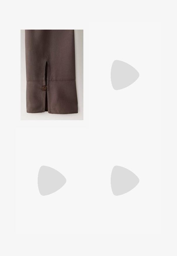 Manche en tissu marron avec une petite fente et un bouton marron assorti près du poignet sur un fond uni.; Pantalon vert olive ample avec taille élastique et cordons au bas, présenté à plat sur fond blanc.; Bottine en cuir gris foncé pour femmes grandes, avec un talon moyen et un bout arrondi, vue de côté sur fond blanc.; Grand sac à main triangulaire en cuir avec de larges rayures diagonales marron foncé, bordeaux et crème sur un fond uni.