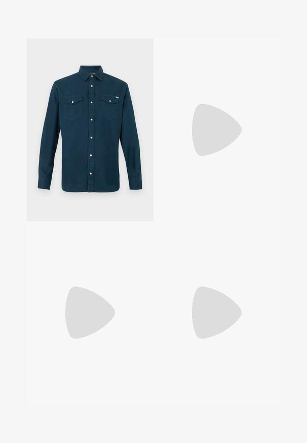 Tummansininen pitkähihainen paita, jossa on kaksi rintataskua, nappisuljenta valkoisilla napeilla ja terävä kaulus.; Vaaleansininen farkkukangas, jossa on näkyvä kaareva sauma. Tekstuuri näyttää sileältä, ja tummansinisellä langalla on tasainen ommel.; Valkoinen nahkainen tennari, jossa musta kantakappale, pyöreä kärki, tasainen valkoinen pohja ja nauhakiinnitys. Sivulla vähäisiä rei'ityksiä.; Hopeanvärinen curb-lukko ketju, jossa on lukan lukko ja säädettävä jatkettava ketju valkoisella taustalla.