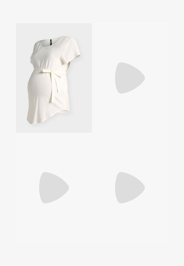 Haut de maternité couleur crème avec manches courtes, encolure ronde et ceinture en tissu sous la poitrine, présenté sur un fond uni.; Jupe de maternité noire en tissu doux et extensible. Dotée d'une bande taille haute pour le confort et d'une coupe ajustée qui ép épouse les formes du corps.; Ballerines en cuir noir avec un bout arrondi, un empeigne étroite et une petite bride à la cheville dotée d'une boucle ronde. Semelle basse et plate.; Boucles d'oreilles en argent avec une finition polie, présentant une forme circulaire et une fermeture à charnière. Texture lisse avec un minimum de détails.