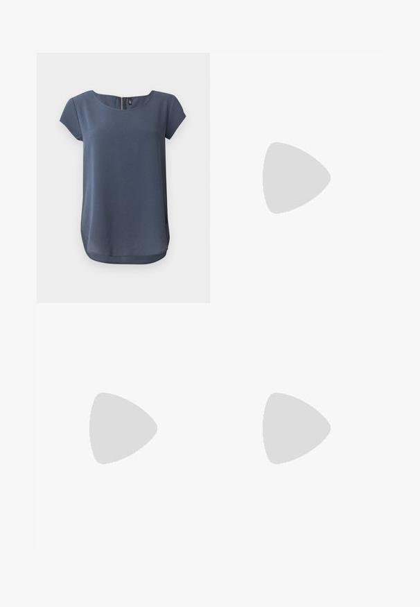 Marineblaue Kurzarmbluse mit rundem Ausschnitt und Reißverschluss am Rücken, mit leicht geschwungenem Saum.; Schwarze, ausgestellte Hosen mit glatter Textur, mittelhohem Bund und seitlichen Taschen. Einfaches Design ohne Muster oder Verzierungen.; Schwarze Lederknöchelstiefel mit spitzem Zeh und einem Reißverschluss an der Seite, abgeschlossen mit einem schmalen Absatz. Glatte Textur und elegantes Design.; Schwarz-silberne Handtasche mit einer strukturierten Oberfläche, die ein Diamantmuster aufweist, einem geknoteten Griff und einer strukturierten Form.