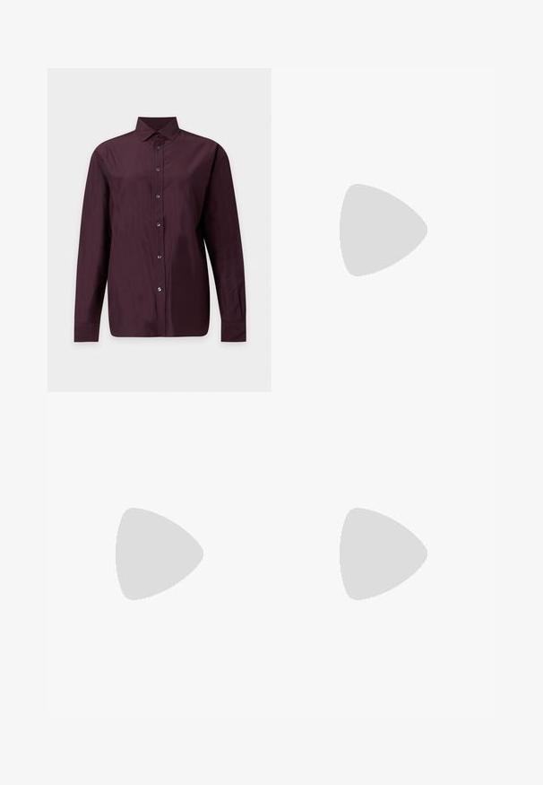 Dunkellila Langarm-Hemd mit Knöpfen, Kragen und geknöpften Ärmeln auf hellem, einfarbigem Hintergrund.; Beige weite Beinhosen mit Knopfverschluss, die eine glatte Textur und gebügelte Falten aufweisen. Mit umgeschlagenen Säumen für zusätzliche Details.; Schwarze Ledersandale mit niedrigem Kittenabsatz, Knöchelschnalle und kleinem goldfarbenem Anhänger vor einfachem hellem Hintergrund.; Braune, gemusterte rechteckige Handtasche mit hellbraunen Lederdetails, goldfarbenem Drehverschluss, kleinem oberen Griff und dünnem goldfarbenem Kettenriemen für die Schulter.