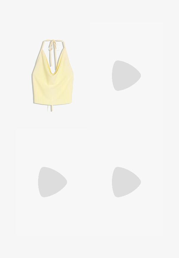 Lichtgele halter neck crop top met diepe V-halslijn en bindstrikjes aan de hals en rug.; Witte wijde broek met elastische tailleband en trekkoord, gemaakt van lichtgewicht stof.; Limoengroene teenslippers met ribbelzool, dunne bandjes en een gestructureerde voetbed. Gemaakt van rubber, met een minimalistisch ontwerp en een gladde afwerking.; Gele macramé net tas met lange band en beige tasje erin, getoond op een effen witte achtergrond.