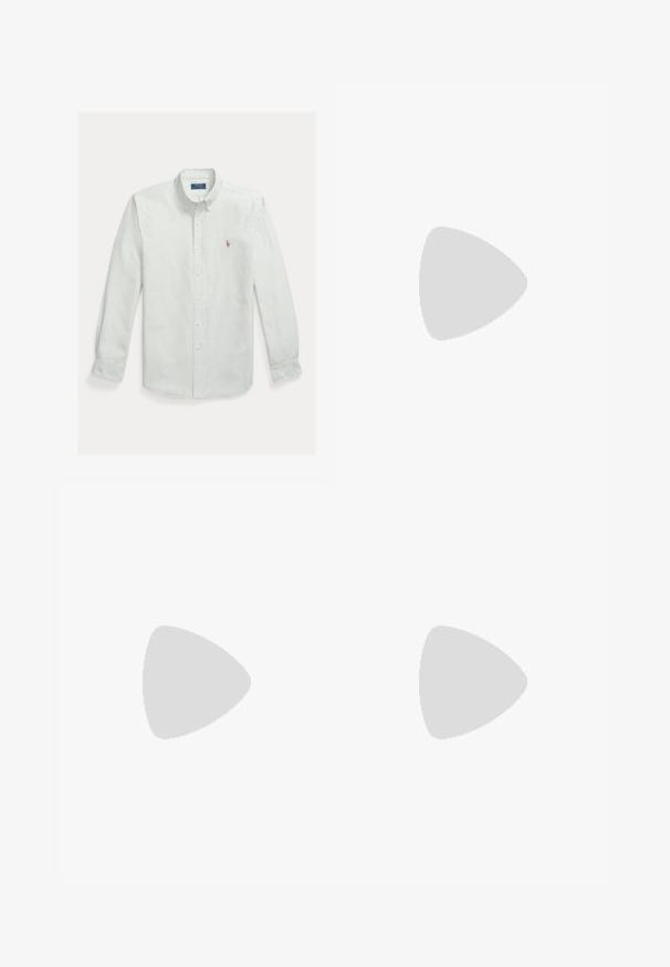 Camisa de algodón con botones y rayas en verde claro y blanco, que cuenta con un cuello clásico y un pequeño logo bordado en el pecho.; Vaqueros ajustados de color azul oscuro con cinco bolsillos, cierre de botones y costuras en contraste, colocados planos sobre un fondo claro.; Botín Chelsea de cuero marrón oscuro con panel lateral elástico y tacón bajo, mostrado de perfil sobre un fondo blanco.; Cinturón de cuero negro trenzado con una hebilla de metal plateado, con una textura suave y un lazo para ajustes, que muestra un diseño casual.