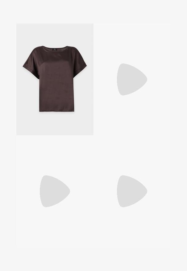 Blouse en satin marron foncé à manches courtes, col rond et coupe ample, présentée sur un fond uni gris clair.; Shorts noirs sur mesure avec passants de ceinture, fermeture à bouton et détail d'ouverture avant, affichés sur fond blanc.; Jambes portant des leggings côtelés foncés associés à des ballerines noires avec de petits détails en nœud sur fond blanc.; Sac à main en cuir tressé marron foncé avec poignée courbée, garniture blanche, fermeture éclair argentée et bandoulière large en tissu amovible sur fond uni.