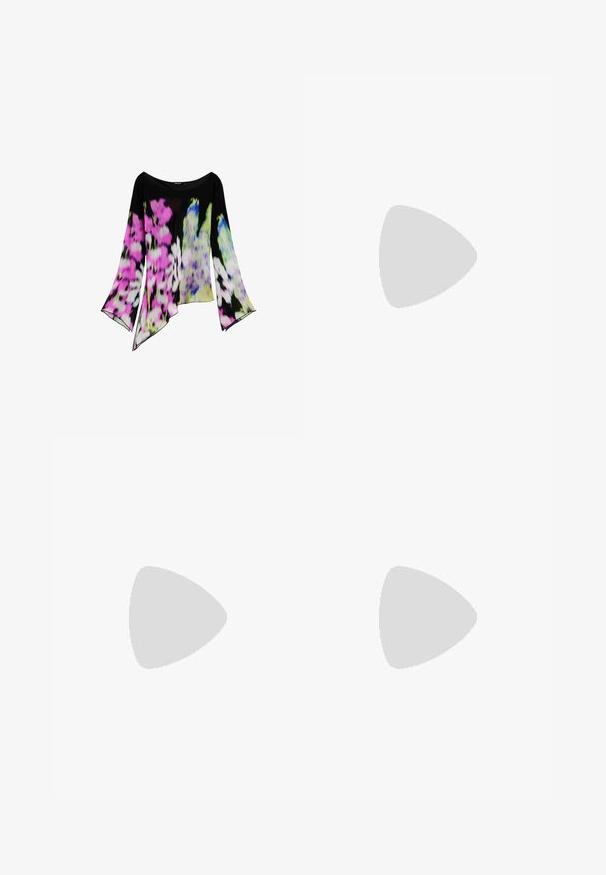 Zwarte blouse met lange mouwen, een asymmetrische zoom en levendige bloemenprints in roze, wit, groen en blauw.; Denim rok met een patchwork ontwerp in verschillende tinten blauw, uitlopende vorm en een zijzak. Gladde textuur en casual stijl.; Donkerbruine leren enkellaars met een spitse neus, voorzien van een gestructureerde houten hak en trekbanden aan beide zijkanten voor gemakkelijk aan- en uittrekken.; Kleine rechthoekige handtas met gevlochten meerkleurige leren stroken en blauwe leren schouderbanden met metalen gespen.