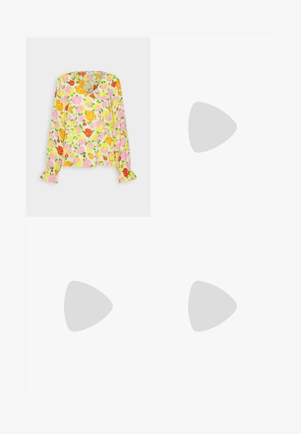Progetto Quid ALGERI - Blouse - light yellow; Jupe longue plissée avec un motif tie-dye rouge, orange, jaune et bleu, avec un nœud noué sur le côté à la taille.; Sandale plate noire avec bride en T ornée de sequins et boucle de cheville ajustable sur un fond clair.; Sac tissé marron et jaune, de forme rectangulaire, avec deux poignées, et une finition texturée avec des coutures visibles et une étiquette de marque.