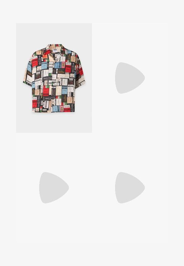 Kurzärmliges Hemd zum Knöpfen mit bunten rechteckigen Moschino-Logo-Patches in verschiedenen Ausrichtungen auf weißem Hintergrund.; Dunkelblaue Jeans aus Denim mit einer großen gelben Grafik eines springenden Charakters auf der Gesäßtasche. Gerades Bein-Design mit standardmäßiger Nähtechnik.; Weiße Sneaker mit Wildlederelementen, runder Zehenpartie, flachen Schnürsenkeln und einer cremefarbenen Gummisohle. Mit grünen Markenlogo am Fersenbereich.; Brauner Leder-Slings-Rucksack mit schwarzem Diamant- und MCM-Logo-Muster, Frontreißverschlusstasche, goldenem Reißverschluss und verstellbarem Riemen.