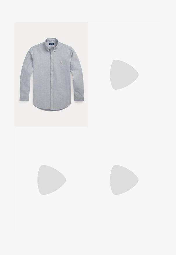 Lichtblauw overhemd van zachte stof; voorzien van een puntige kraag, lange mouwen en een klein geborduurd logo op de borst.; Donkerblauwe slim-fit jeans met lichte vervaging en vijfzakkenontwerp, plat gelegd op een witte achtergrond.; Marineblauwe lage sneaker met witte veters, bruine zool en Polo-spelerlogo aan de zijkant, gezien van links.; Donkerbruine leren riem opgerold met een messing gesp waarop het woord Polo is gegraveerd, tegen een effen witte achtergrond.