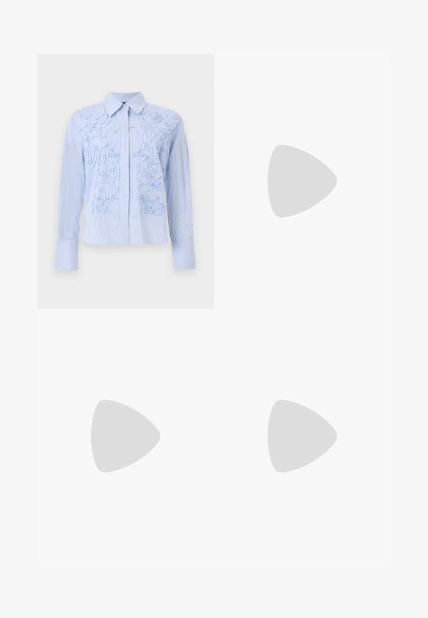Blå og hvid langærmet skjorte med lodrette striber, spids krave og indviklet tekstureret blomsterbroderi på forsiden.; Mørk denim vidde bukser med høj talje, fem lommer, synlige sømme og let slid på fronten. Klassisk knap- og lynlås-lukning.; Guldplettede slidesandaler med en sløjfedetalje, åben tå og en struktureret, blokhæl. Har en flad sål og glat indvendig foring.; Grøn bucket bag med et enkelt håndtag, dekoreret med jævnt fordelte sølvnitter på en glat læderoverflade.
