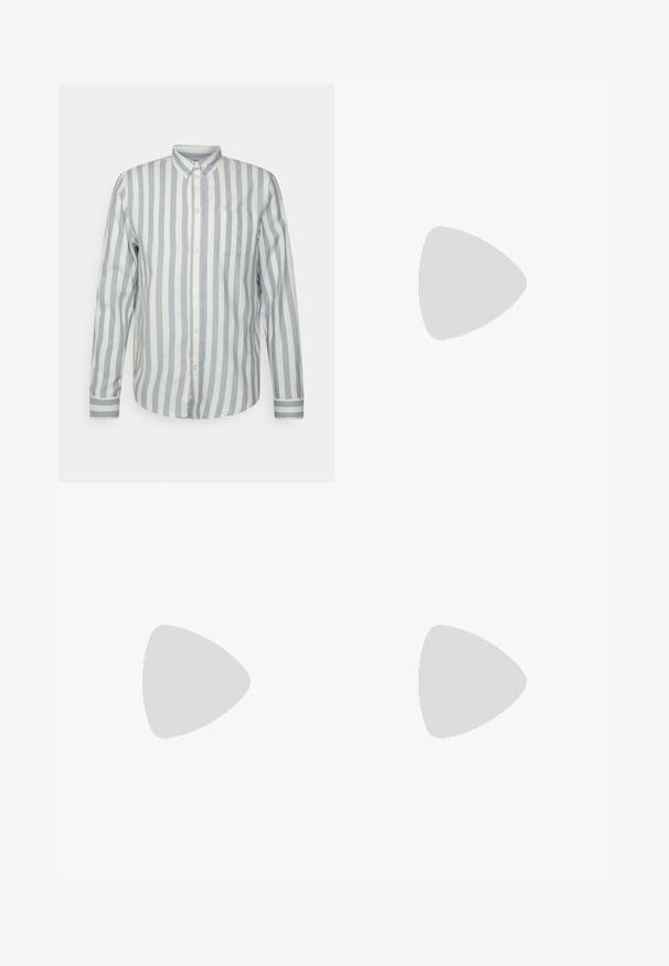 Hemd mit Knöpfen in hellblau und cremefarbenen Streifen. Verfügt über einen klassischen Kragen, lange Ärmel und eine Brusttasche. Hergestellt aus weichem Stoff, lockere Passform.; Dunkelblaue Jeans mit geradem Bein, vorderem Knopf- und Reißverschluss, Gürtelschlaufen und Vordertaschen.; Brauner Veloursleder-Slipper mit Schnürdetail, Gummisohle mit Grip-Noppen und Nahtakzent auf schlichtem weißem Hintergrund.; Schwarzer gewebter Gürtel mit einem strukturierten Design, ausgestattet mit einer silbernen Metallschnalle und einem Lederakzent. Der Gürtel verfügt über ein flexibles, dehnbares Material.