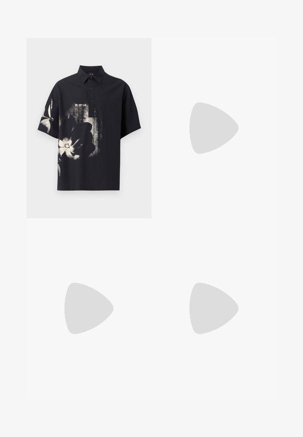 Polo noir à manches courtes avec col et trois boutons, arborant un grand motif floral abstrait blanc et gris sur le devant et la manche gauche.; Pantalons à carreaux gris avec des détails en texte noir sur les côtés, présentant un accent de chaîne sur la taille. Conception à jambe droite, tissu texturé.; Baskets en cuir verni noir avec un bout arrondi, un laçage, une semelle en caoutchouc texturé et une finition lisse.; Sac bandoulière rectangulaire noir avec poche avant zippée, sangle réglable et petit logo métallique en haut au centre.