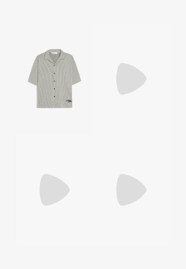 Chemise à manches courtes boutonnée avec des rayures verticales noires et un petit détail brodé près de l'ourlet sur fond blanc.; Pantalons noirs au design droit, fabriqués à partir d'un tissu lisse. Dotés de plis sur le devant et d'une fermeture à un bouton à la taille.; Mocassins noirs en cuir à enfiler avec un bout arrondi, semelle basse et une bande décorative sur le dessus.; Lunettes de soleil rectangulaires noires avec des verres vert foncé, dotées d'une monture en plastique léger et d'accents argentés sur les branches.